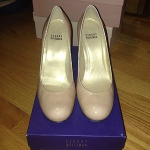 Stuart Weitzman
Nude Patent Round-toe Pump